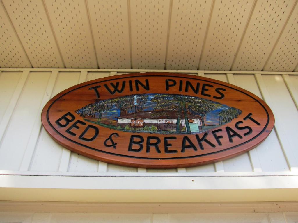 Twin Pines Bed And Breakfast ปีเตอร์บอร์โรว์ ภายนอก รูปภาพ