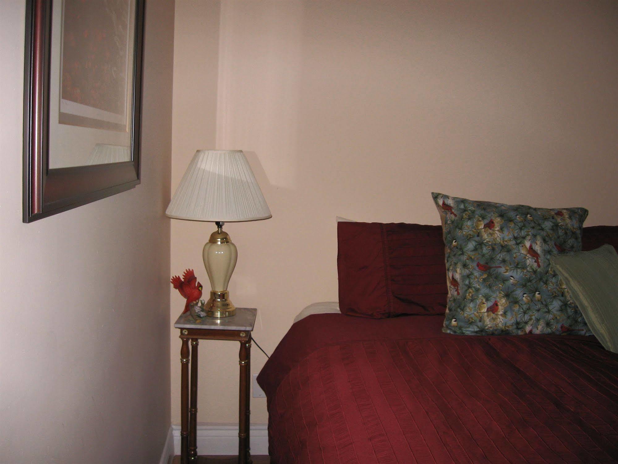 Twin Pines Bed And Breakfast ปีเตอร์บอร์โรว์ ภายนอก รูปภาพ