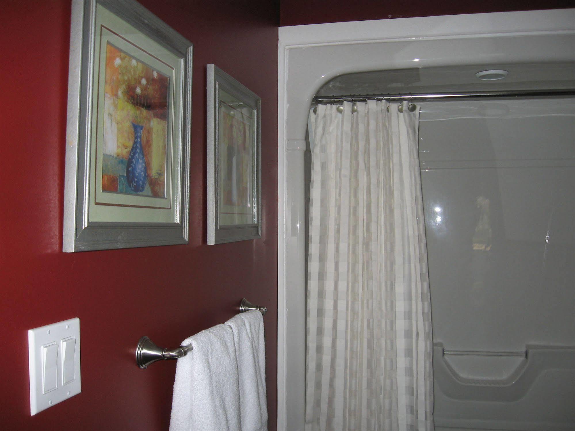 Twin Pines Bed And Breakfast ปีเตอร์บอร์โรว์ ภายนอก รูปภาพ