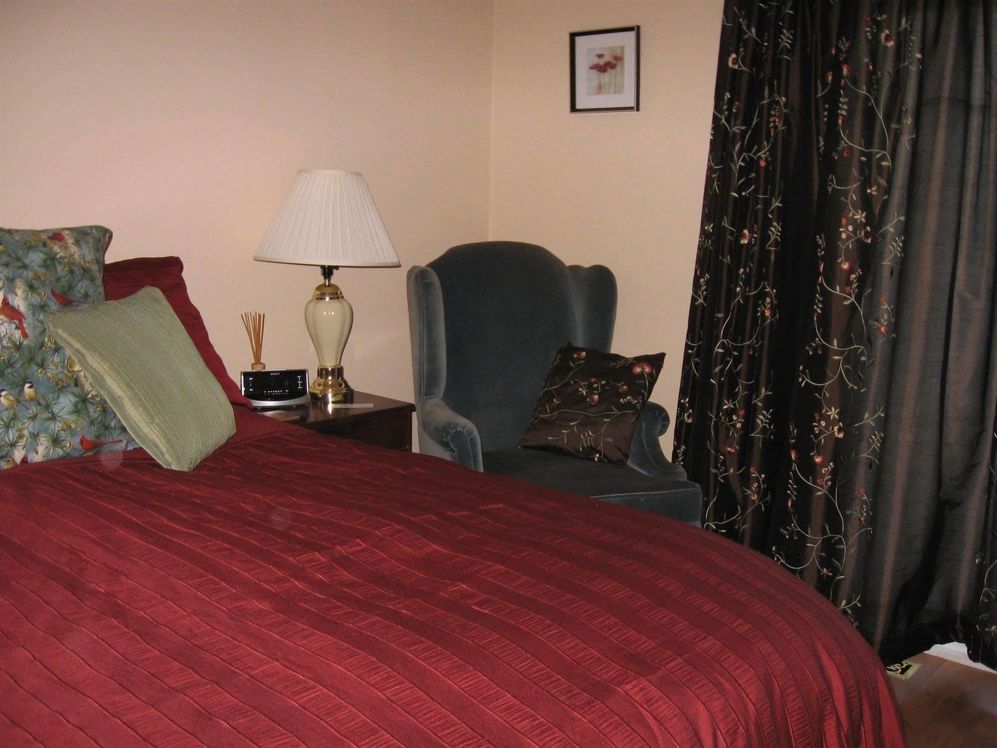 Twin Pines Bed And Breakfast ปีเตอร์บอร์โรว์ ภายนอก รูปภาพ